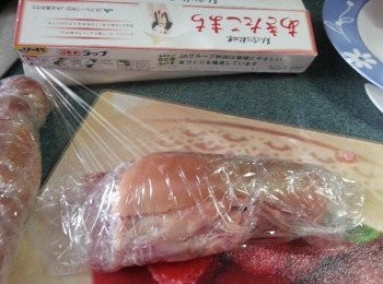 step4: 鋪一張保鮮紙在枱上, 放上豬手肉, 慢慢將豬手捲好, 用保鮮紙紮實 再加多2-3層保鮮紙, 直至完全紮實為止, 紮好的豬手放入雪櫃內雪過夜, 雪得要夠凍, 燻蹄會更容易切, 才可切得夠薄夠均勻。