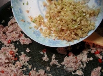 step4: 加入香矛及檸檬葉炒勻