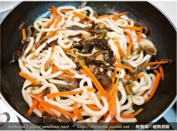 step4: 依照個人對與酸辣滋味的嚐鮮程度，酌量添加青檸酸辣黑菇醬來一同翻炒。