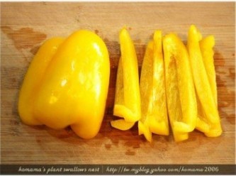 step3: 黃甜椒洗淨後去籽，分切成容易入口的大小。