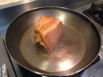 step7: 熱鍋將作法6的三層肉煎至表面微焦。