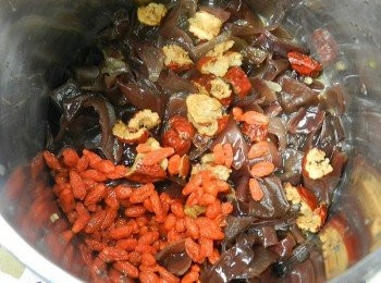 step2: 將黑木耳與紅棗剪小塊，與紅棗枸杞一起放入豆漿機中 (如果是用乾木耳，請先泡水30分後再使用)