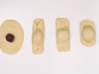 step4: 壓扁麵團成圓形，中間放入豆沙餡，對摺麵皮，兩旁壓扁，摺起推壓向中間成元寶形