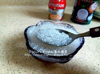 step15: 盛起西米用水沖一沖洗後 , 加入冰水浸過面10分鐘再瀝乾水份