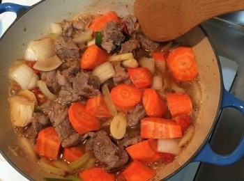 step3: 加入紅蘿蔔，醬油2-3大匙，冰糖一匙和胡椒適量調味，轉小火燉煮約1-2小時至牛肉軟嫩