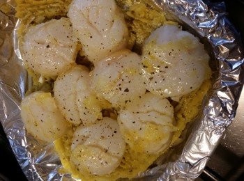 step1: 蕃薯烚熟或蒸熟。
帶子洗淨吸乾水份，下胡椒粉及麻油先醃。