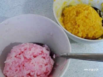 step2: 將蒸熟的南瓜加入適量的白飯攪拌均勻，另一個紅莧菜汁也一樣加入白飯拌勻