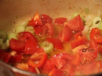 step4: 原鍋轉小火放入西洋芹、牛蕃茄、紅甜椒，倒入白酒增添香氣，加入黑胡椒粉、匈牙利紅椒粉炒香後倒入開水將蔬菜煮軟入味。