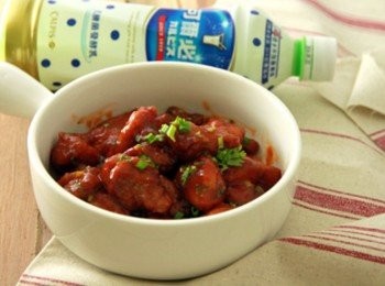 step5: 邊煮入味邊攪拌讓肉塊裹上一層漂亮如櫻桃般色澤，起鍋灑上珠蔥或蔥花即完成。