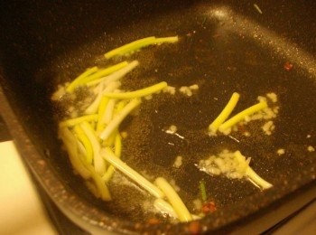 step2: 2.熱鍋後放入油1大匙ˊ先爆香蒜末ˊ再爆香蔥白