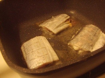 step2: 鍋熱再放油ˊ油熱再放魚ˊ先用大火讓魚面定型ˊ 然後再改以中小火煎至內部熟透ˊ約2~3分鐘