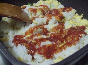 step5: 5.最後依喜好加入蕃茄醬ˊ並<span class="group_2">調味</span> 炒至飯粒鬆散ˊ蕃茄醬也全面均勻附著即可。