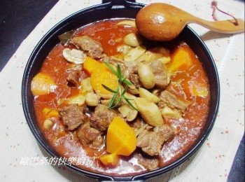 step6: 蔬菜可隨喜好自己變化ˊ西洋芹ˊ蕃茄ˊ菇類....等都蠻適合 除了用瓦斯燉煮ˊ也可用烤箱ˊ微波來完成ˊ 另外灑上起士再焗烤變化ˊ味道也很棒ˊ 喜歡的趕緊試試ˊ比起單純的紅酒燉牛肉更具風味哦。 燉上一大鍋搭配飯ˊ麵ˊ滋味都很棒ˊ 即使隔夜吃不完也不怕ˊ再次加熱更熟化ˊ味道更讚。