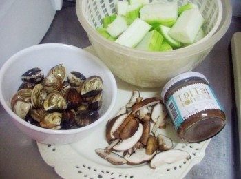 step2: 準備好所需<span class="group_1">材料</span>ˊ蛤蜊放碗裡加少許鹽放適量水ˊ 讓蛤蜊確實吐砂並將外殼洗淨ˊ絲瓜和香菇切成適當大小備用