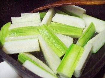 step4: 接著加入處理好絲瓜ˊ蓋上鍋蓋略悶5分鐘