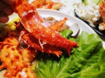 step6: 上桌慢慢享用ˊ海鮮類ˊ帝王蟹放入加熱一下即可ˊ 切忌放入熬煮ˊ會破壞海鮮ˊ帝王蟹的美味喔。 帝王蟹最吸引饕客的一定就是飽滿鮮嫩的巨大<a href="https://bit.ly/2YzwBVG" target="_blank" data-keyword="蟹鉗" class="guide-link"><strong>蟹鉗</strong></a> <span style="display:inline-block;vertical-align:middle;margin-top:-3px;color:initial;border-radius:3px;padding:2px 3px;font-size:12px;line-height:14px;background:#87d300;color:#fff;">即買</span> ˊ 碩大肥美的蟹腳肉質超有彈性ˊ不僅殼薄肉多ˊ而且肉質鮮甜多汁~ 縈繞在舌間的絕美滋味ˊ入口大滿足ˊ 鮮、甘、嫩的彈牙口感令人無法招架！ 吃完後唇齒留香ˊ絕對是帝王級的享受！