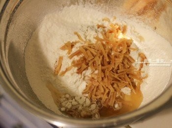 step3: 低筋麵粉過篩，倒入蒸好的干貝絲跟碗中湯汁、冷開水200ml混合成黏稠麵糊。