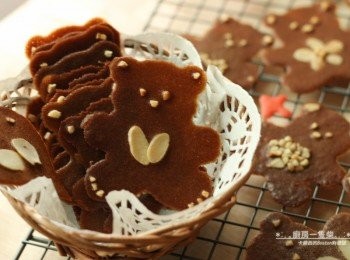 step8: 薄脆的咖啡小熊，帶有烘烤過後的杏仁香氣，輕巧一片，吃起來清爽沒負擔!