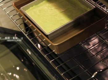 step19: 將正方形烤模放在一個稍大的烤盤上，烤盤中注入沸水(高於模中布丁液的高度)，送入烤箱中上層，隔水烘烤約45分鐘。竹籤插入蛋糕中間沒有沾粘即可出爐。