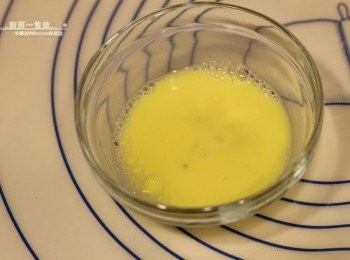 step2: 巧克力切碎，雞蛋+清水打散，備用。