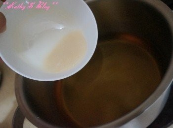 step3: 蘋果汁用小火煮熱，待微熱後(即出少少煙)就熄火，倒入魚膠粉水拌勻~