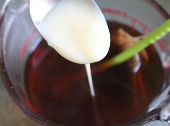 step2: 趁紅茶微溫的時候加入適量的煉奶, 調整到自己喜愛的甜度即可