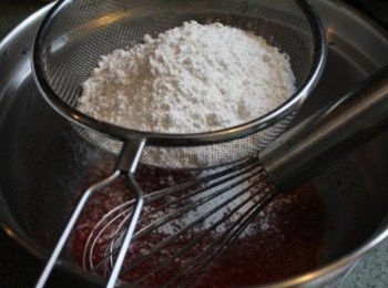 step2: 再把低筋麵粉+泡打粉 過篩入1)