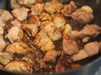 step4: 雞丁炒至表面上色之後, 加入<span class="group_2">醬汁</span>翻炒 .待雞丁炒熟即完成