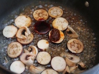 step2: 加入麻婆醬/素蠔油/水一起燒 (** 麻婆醬可隨自己喜好辣的程度增減)