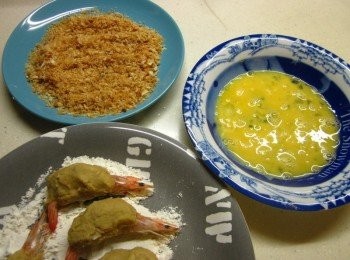 step7: 蝦子用咖哩薯泥包覆,依序沾上中筋麵粉-蛋-麵包粉(蝦頭和蝦尾不要沾到)
