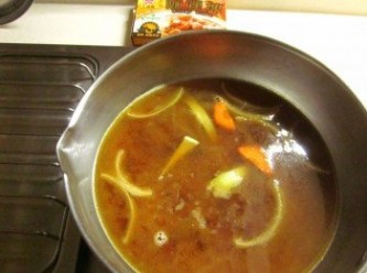 step2: 冷水放入[牛頭牌咖哩塊].洋葱及胡蘿蔔一同煮,加一些塩調味