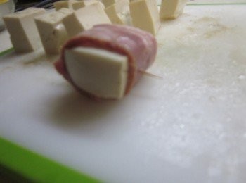 step5: 取一份培根,捲上豆腐塊,牙籤穿透固定