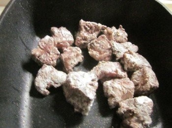 step4: 豬肋排沾勻麵粉,鍋中放油煎至金黃色.