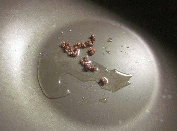 step3: 鍋中放油以小火爆香花椒粒至香味溢出,花椒丟掉不用