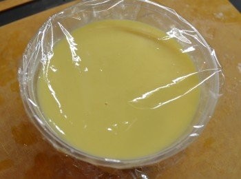 step4: 將過濾後的蛋液倒入模具中，再用耐熱保鮮膜覆蓋，這樣防止水蒸氣滴進蛋液中，做出來的蛋豆腐表面才會平滑。（我用了一個耐熱膠碗，壓一壓膠碗就可以輕鬆脫模，又不會導致蛋豆腐破碎。用普通的蒸碗也可以，倒進蛋液前，在碗內抹點油。）