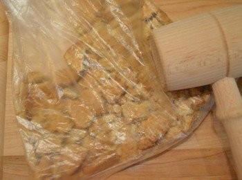 step2: 將消化餅放入膠袋中用麵棍壓碎。