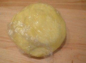 step3: 將拌好的麵糰取出，輕輕捏成糰，不要過度揉搓，包上保鮮膜置冰箱冷藏鬆弛約1小時。沒有攪拌機的話，也可用手做。