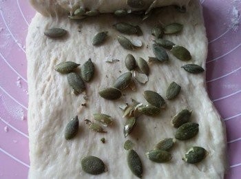 step8: 將休息了15分鐘之麵團碌平卷好,當中可加上各種餡料,例如:合桃,南瓜子仁等.