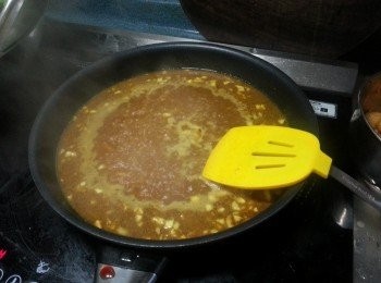 step4: 再轉最大火 逐少加入熱滾水600g煮滾,煮滾水後落調味料, 老抽1茶匙.雞粉1茶匙.砂糖2茶匙.幼鹽1茶匙,大火煮5分鐘