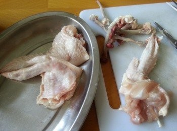 step2: 將<a href="https://bit.ly/3zHU5V3" target="_blank" data-keyword="雞翼" class="guide-link"><strong>雞翼</strong></a> <span style="display:inline-block;vertical-align:middle;margin-top:-3px;color:initial;border-radius:3px;padding:2px 3px;font-size:12px;line-height:14px;background:#87d300;color:#fff;">即買</span> 拆去兩支骨(拆骨可參考附上之片段)