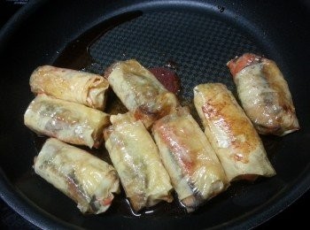 step8: 平底鑊倒入照燒汁,放上腐皮卷煮約2分鐘即可
(如果沒有照燒汁,可以用蠔油加食用水加生粉埋個蠔油獻代替照燒汁)