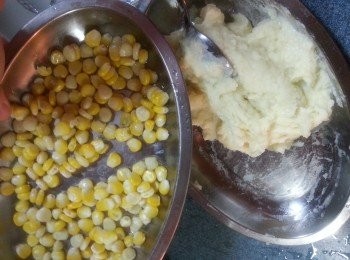 step7: 將已蒸熟的粟米拌入薯蓉內