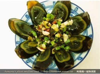 step5: 將拌勻後的<span class="group_1">食材</span>，夾放在皮蛋上，並淋上青檸酸辣黑菇醬醬汁。