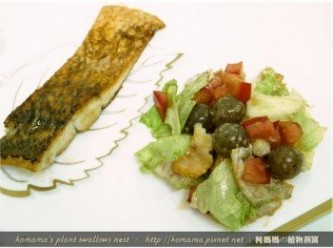 step8: 最後將黑Q鱸魚萵苣沙拉盛裝至盤中後，即可立即動口享用！
