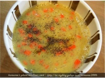 step6: 最後放入適量的黑胡椒與鹽巴來調味，並將所有<span class="group_1">食材</span>充分攪拌均勻。