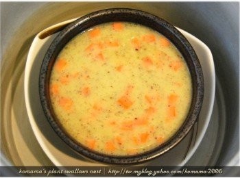 step7: 在電鍋底部倒入一碗水，放入一碗盤後，再將裝有<span class="group_1">食材</span>的器皿放入，並放一根筷子在鍋蓋處，以便保有蒸氣流通處。