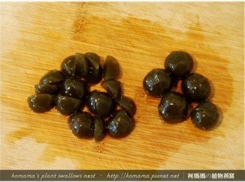 step5: 將黑木耳QQ圓分切成1/4圓的大小。