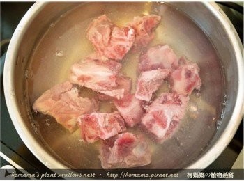 step2: 排骨塊放入滾水中汆燙至肉色由紅轉白後撈出，以便去除血水。