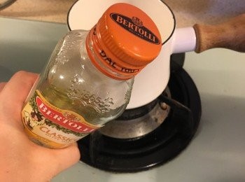 step2: 把一個蒜頭切碎，備用。開一個小鍋子，加熱至有油紋。
用上小鍋子，油量就可以大大減少。而用上健康的橄欖油，也能減少對身體的負擔。