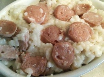 step4: 將燉飯分別倒入焗烤盤中，上層再鋪上切片香腸（也可以不鋪）